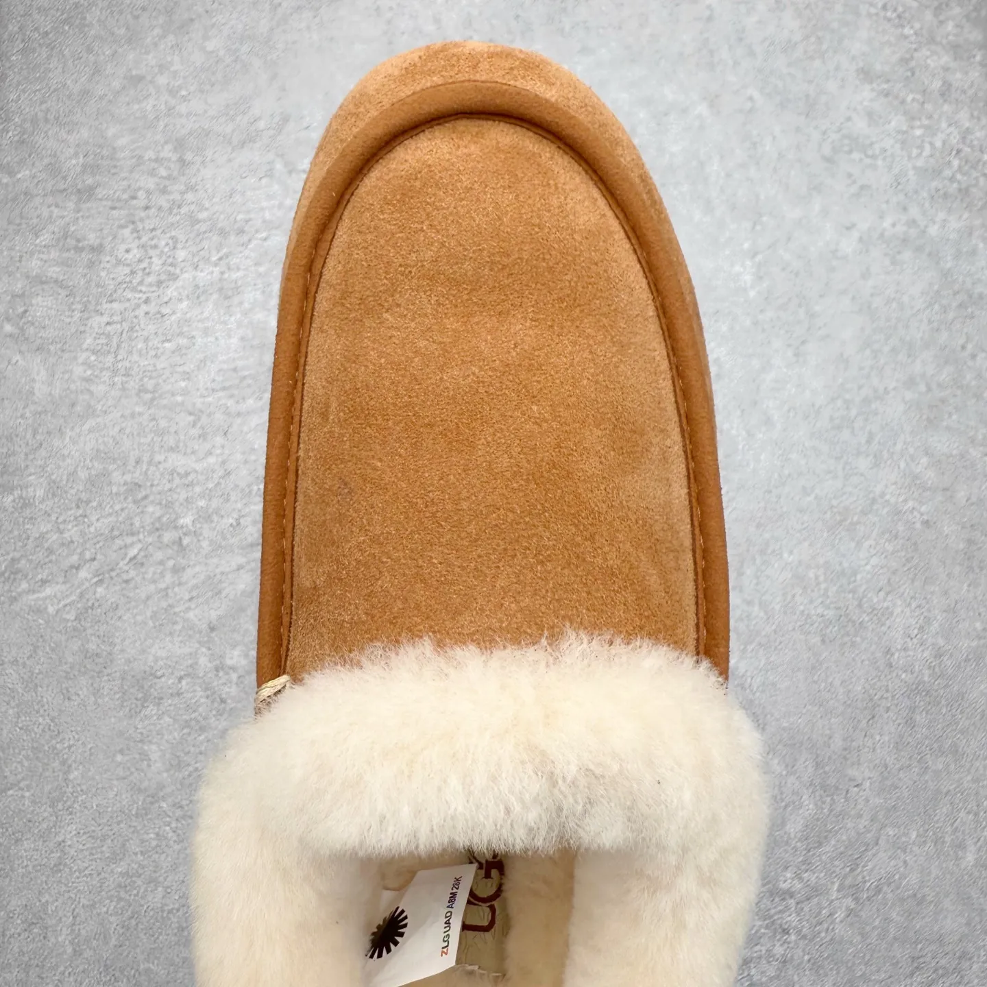 💰480 UGG 1391 Autumn and winter sheepskin and fur integrated snow boots. All shoes are made of ZP same factory. Longfeng A-grade Australian imported sheepskin and fur integrated brand OEM production line. Fully follow the ZP process. OEM original pattern maker. Adhering to the principle of no original shoes and no development selection. Pay attention to every detail. The most authentic TREADLITE "light wing" technology outsole on the market. Lightweight/durable/flexible/pile type [solemn after-sales commitment] If there are major quality problems such as degumming/broken bottom within one month, we will directly replace it with a new one for you! Size: 35 36 37 38 39 40